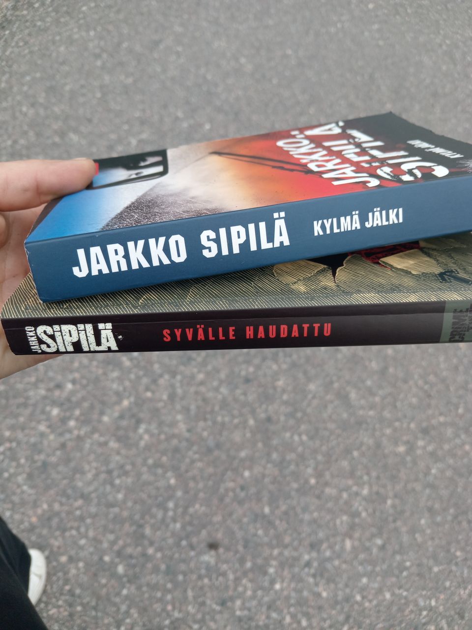 2kpl Jarkko Sipilän kirjaa