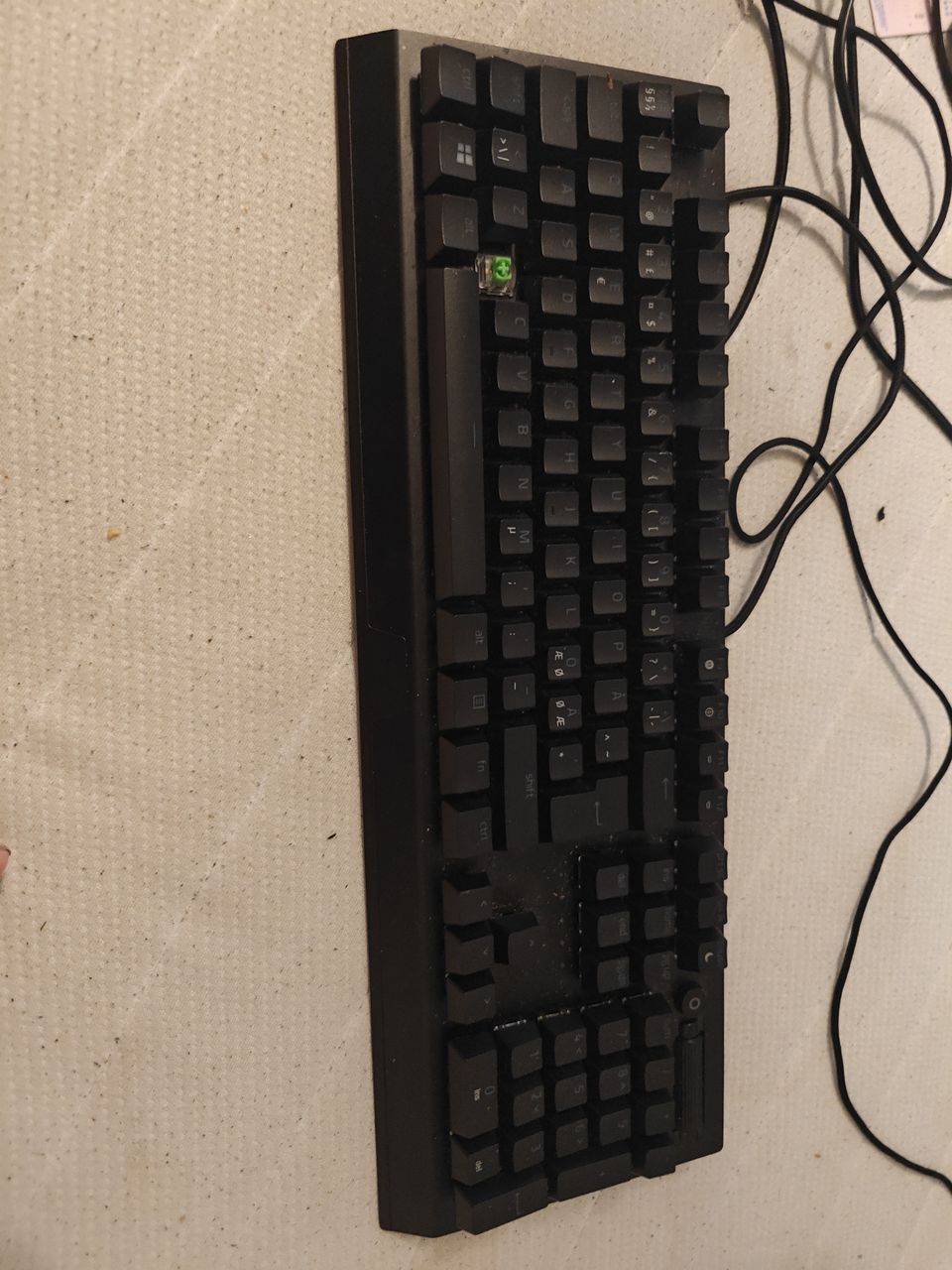 Myydään razer blackwidow v3