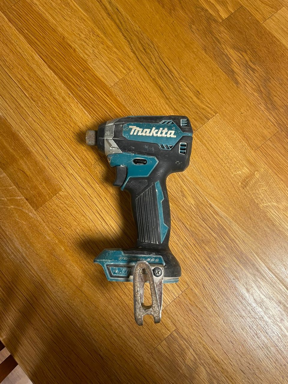 Makita DTD153 iskevä ruuvinväännin