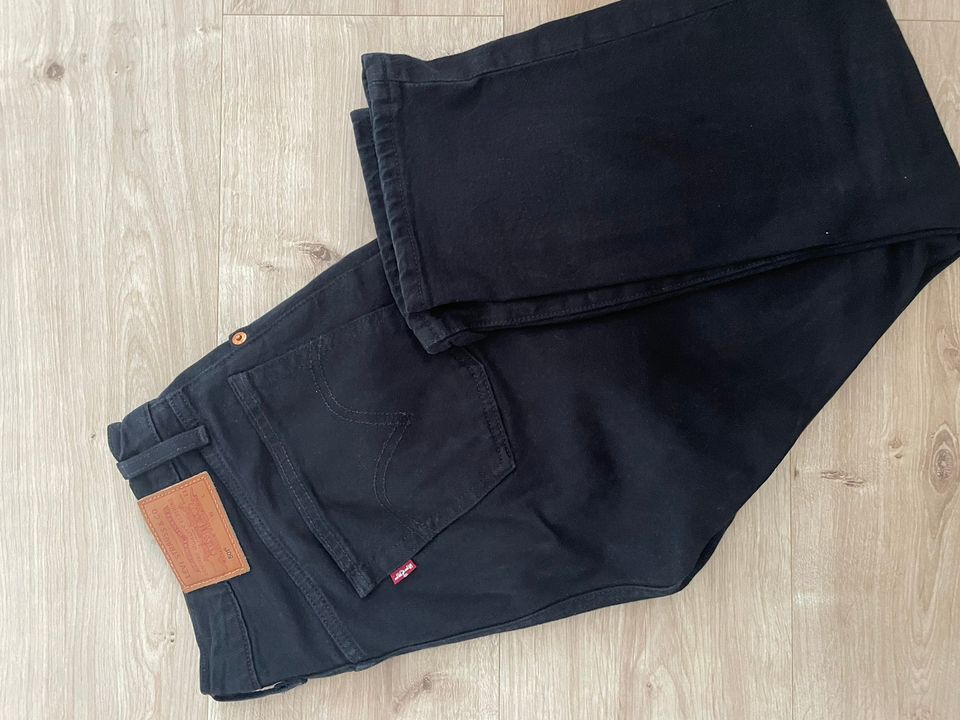 W27 L28 Levi’s 501, väri musta