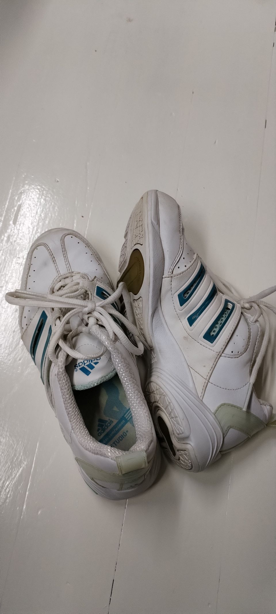 Sisäpelikengät, Adidas