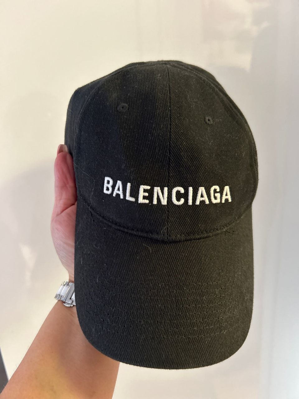 Balenciaga musta lippis ovh 350