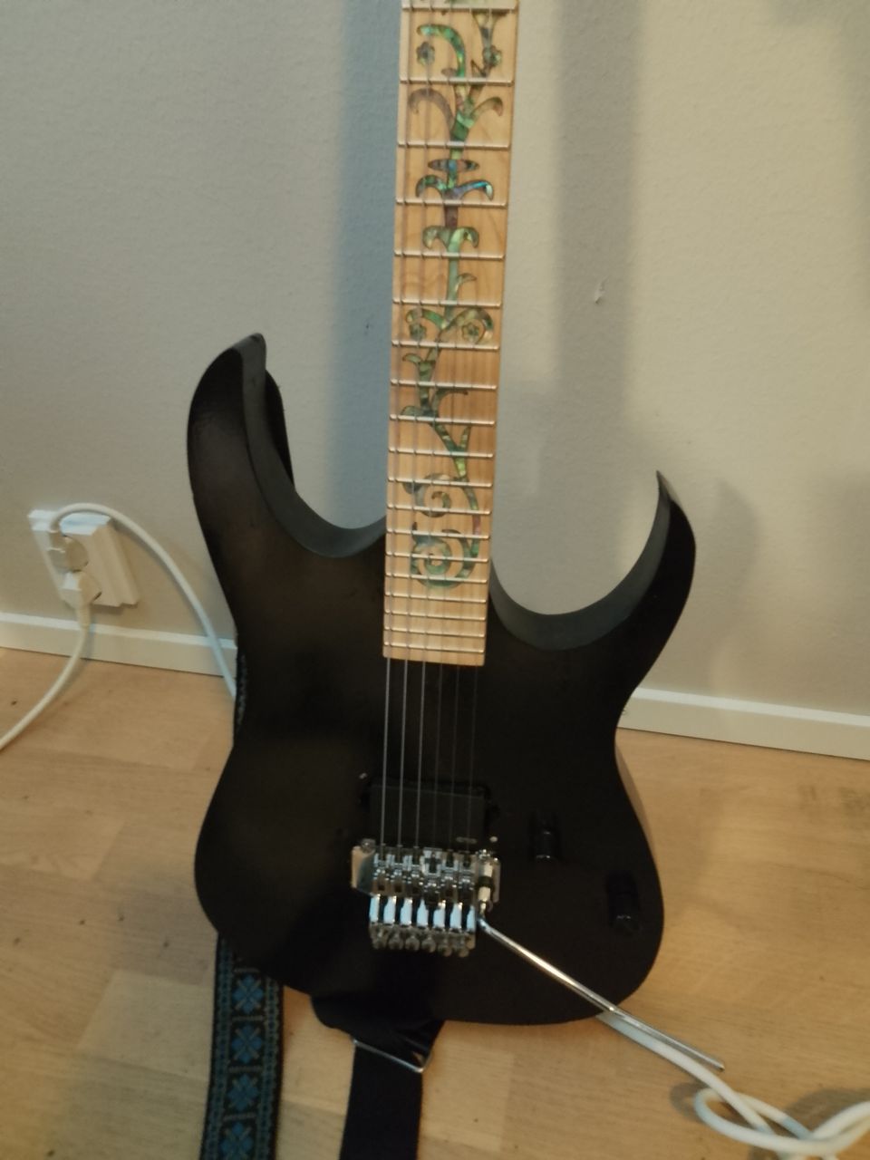 Itse rakentamani EMG-81-mikillä ja Floyd rose-tallalla varustettu sähkökitara