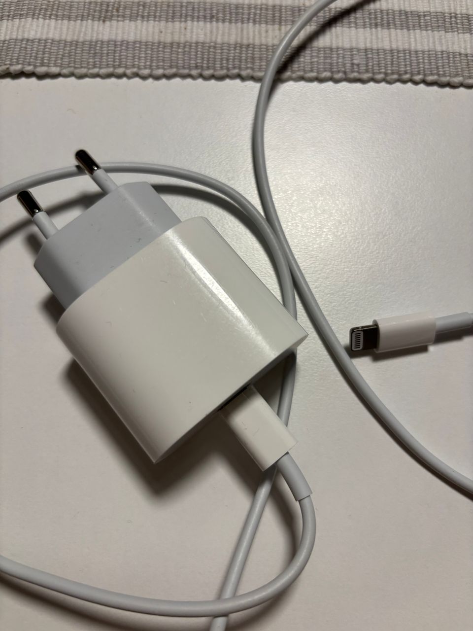 Apple USB-c lightning latausjohto