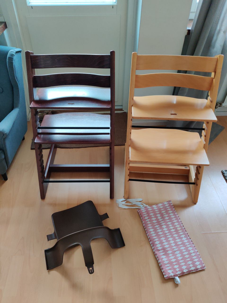 Kaksi Stokken Tripp Trapp tuolia + baby set