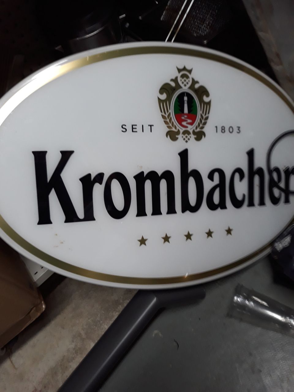 Krombacher neovalomainos, koko 63 cm x 66 cm