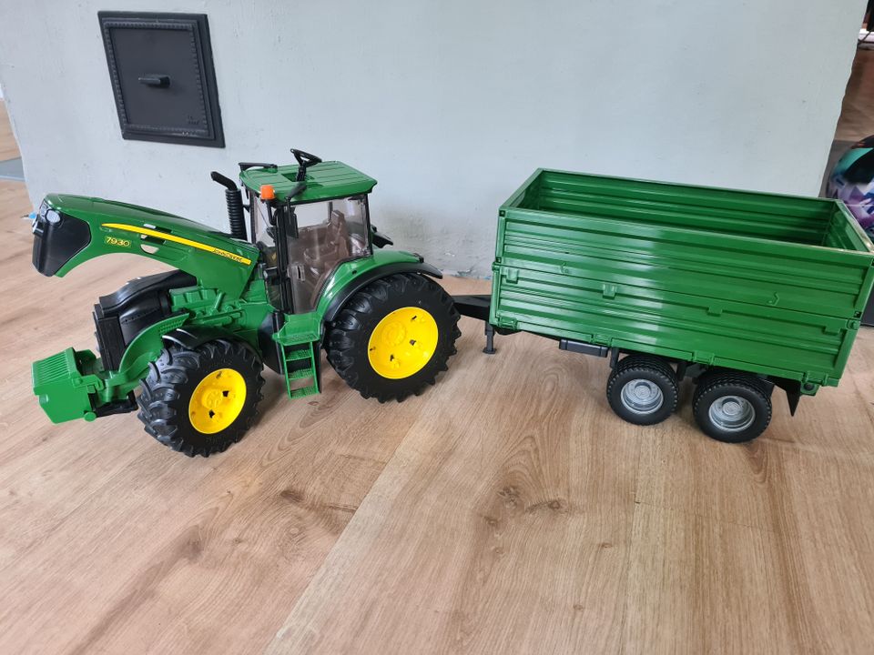 John Deere leikkitraktori ja peräkärry