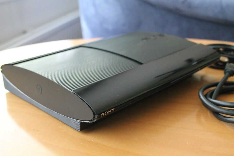 Konsoli pelikonsoli Playstation 3 Super Slim PS3 + HDMI-kaapeli + virtakaapeli