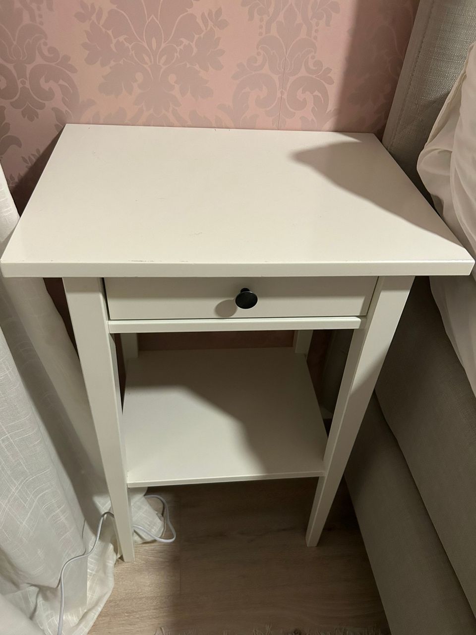 Hemnes yöpöytä 2kpl