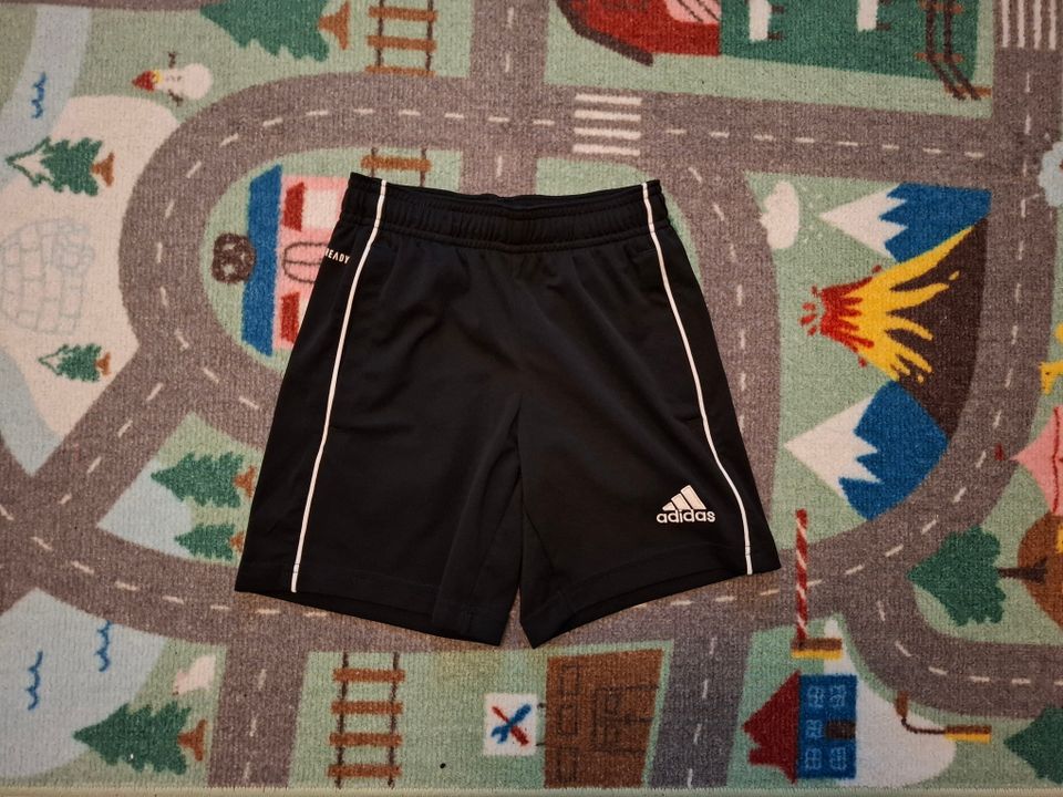 Adidas urheilu shortsit