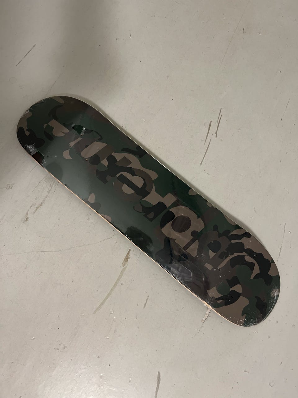 スケートボード Supreme - Supreme Deck Woodland Green Camo Supreme Camo Logo Skateboard (FW20) - $50