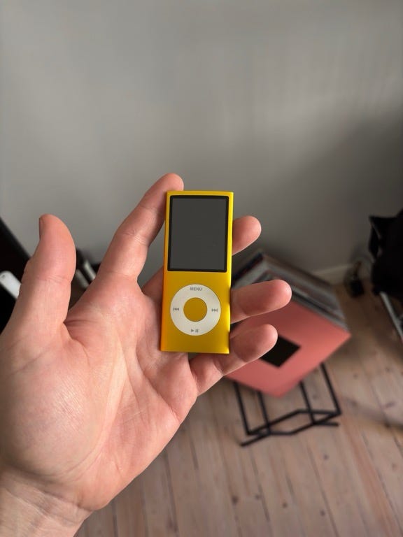 Apple iPod nano 8GB 新品　イエロー Restored Apple iPod Nano 4th Gen 8GB Yellow , MP3 Audio