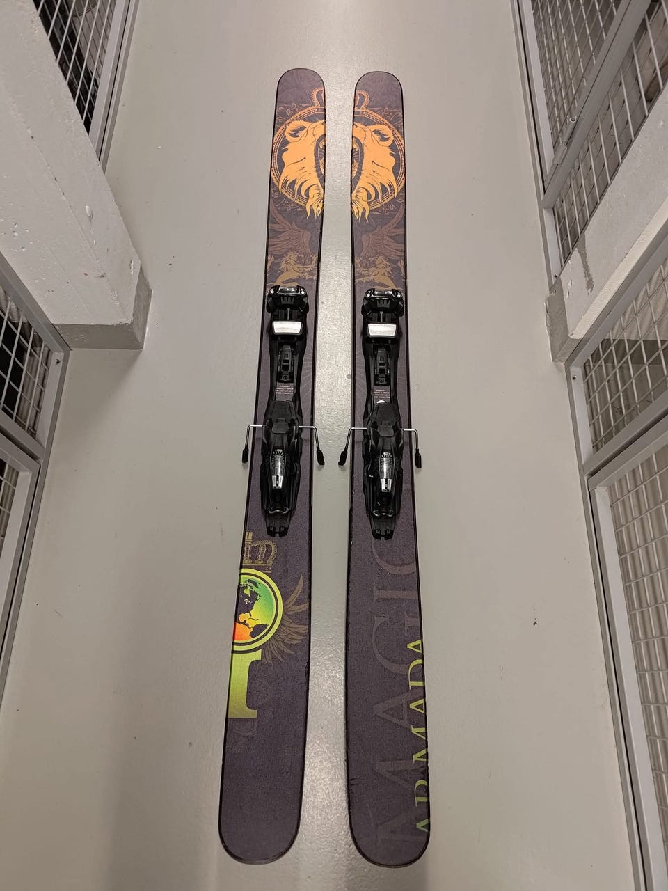 Armada Magic J 180cm skineillä | Tori