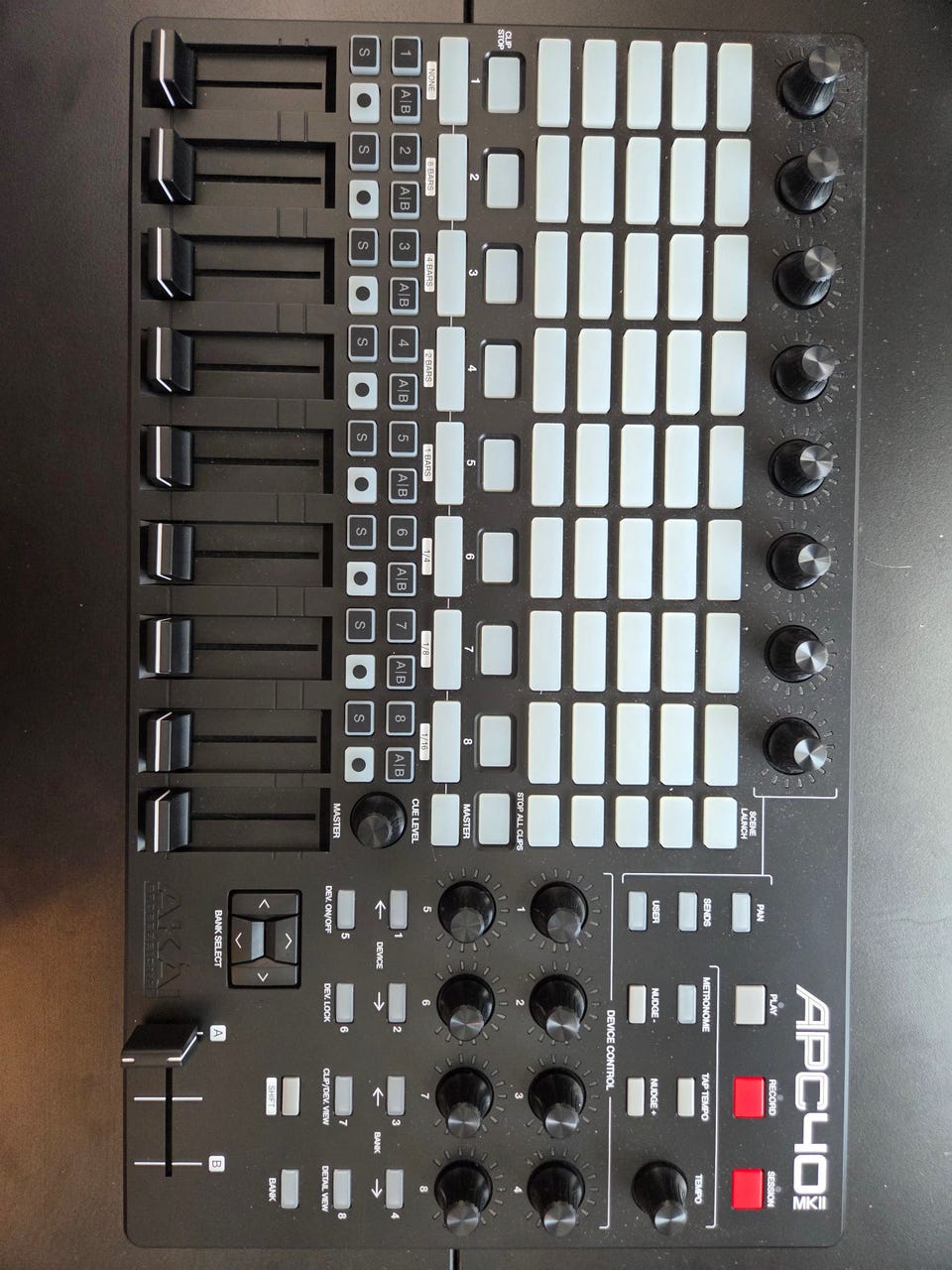 AKAI Professional APC 40 Mk2 DAW-ohjain esimerkiksi Ableton