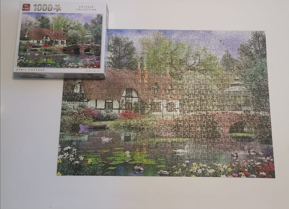 Puzzle King 1000 Pezzi "April Cottage" | Paesaggio Campestre Con Cottage | Dimensioni 68x49 Cm
