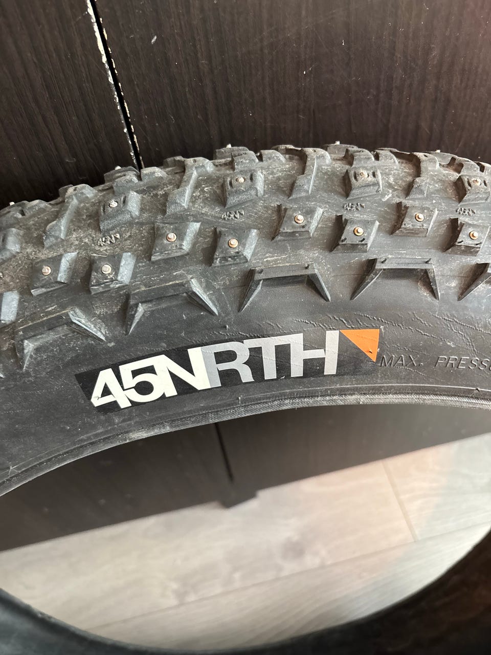 Kaksi 45NRTH Dillinger 5 26x4,6 nastarenkaat fatbikeen | Tori