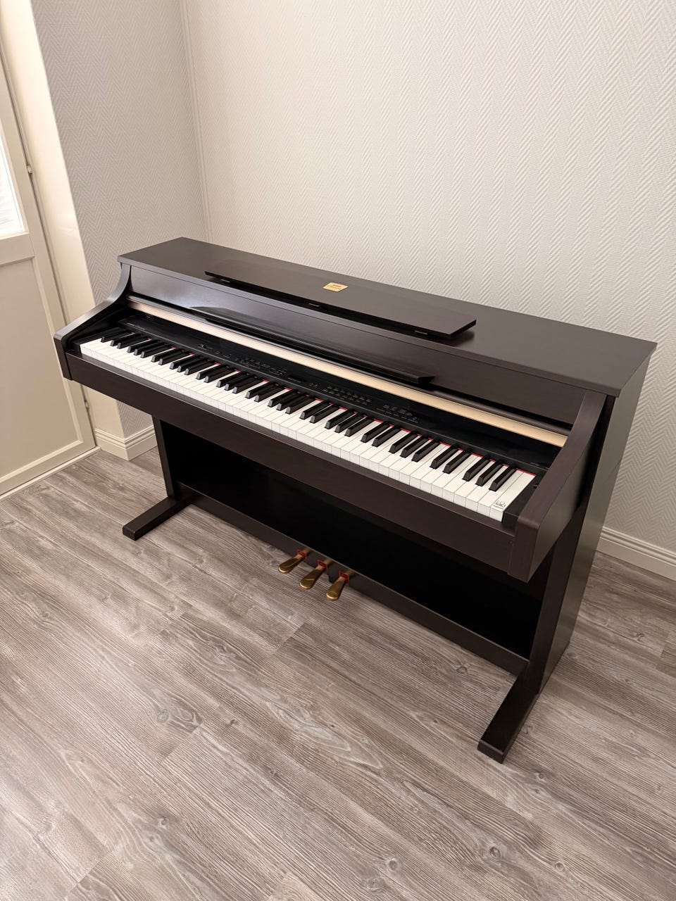 Yamaha Clavinova CLP-330 digitaalipiano | Tori