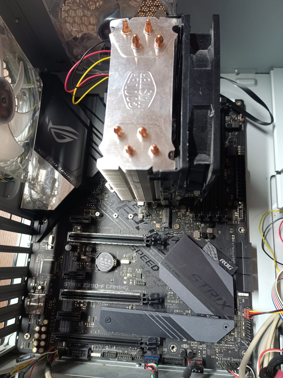 Intel i7-9700K, Asus ROG STRIX Z390-F GAMING ja Cooler Master
