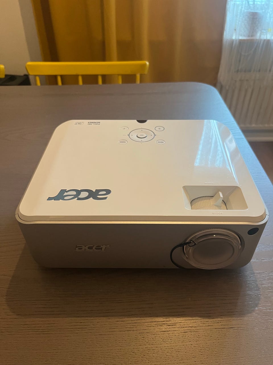 Acer H7530D Full HD -kotiteatteriprojektori + kattoteline + laukku
