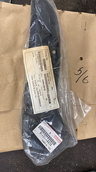 Toyota täyteosa puskurin ja korin väliin 52591-12110