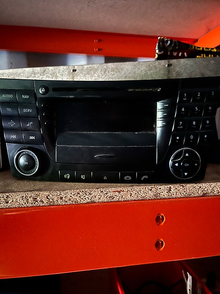 Mercedes-Benz Audio 20 Autosoitin Musta