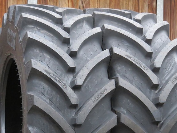 BKT renkaat IF 600/70R28 ja  IF900/60R38 BKT AGRIMAX FORCE 164D R1W TL