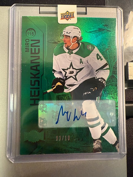 2023-24 Skybox Metal Green Auto 3/10