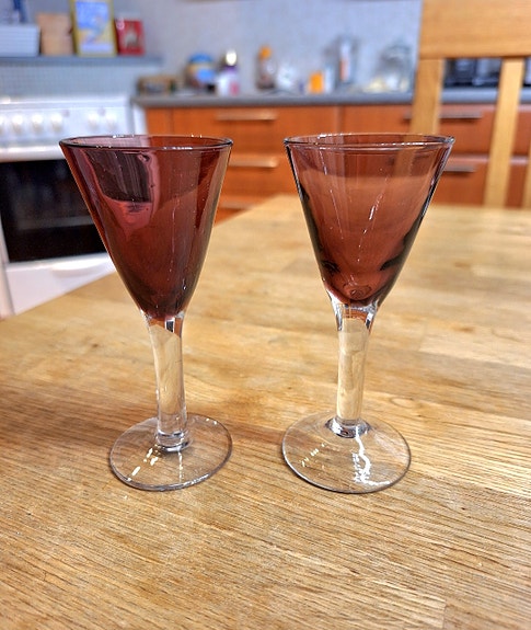 Myydään violetit snapsi-lasit, 2 kpl