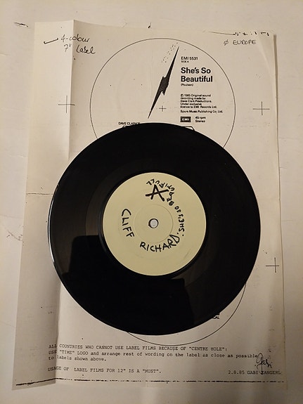 Cliff Richard – She's So Beautiful 7" Koelevy