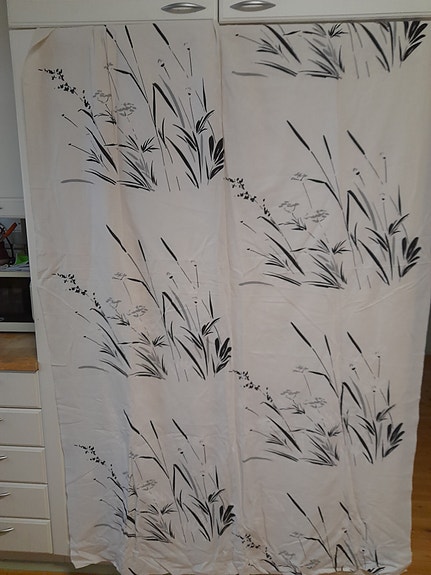 Musta/valkoiset verhot, heiniä ja kukkia