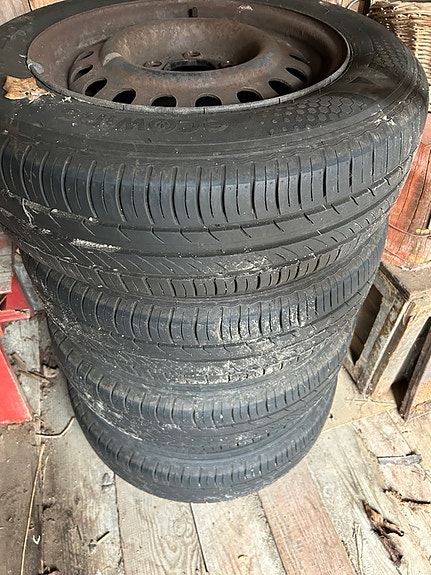 Mb w124 lähes uudet renkaat peltivanteilla