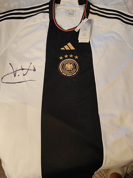 Toni Kroos nimikirjoituksella varustettu paita