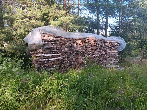 Ylivuotisia koivuhalkoja