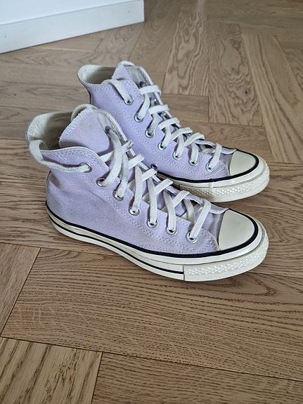 Vaalean lilat Conversen Chuck Taylor tennarit