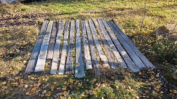 Yli satavuotiasta harmaata lautaa ja ladonovia 2 kpl.