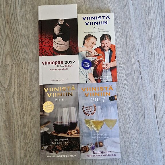 Viiniopas 2012 ja Viinistä viiniin 2015-2017