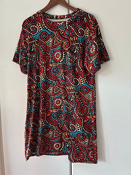Värikäs mekko