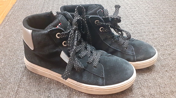 33 mustat Viking Goretexit hopeapilkullisilla nauhoilla