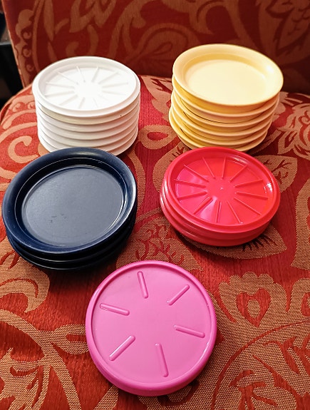 Tupperware kannet/aluset
