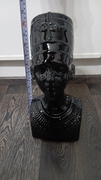 Nefertiti posliini patsas