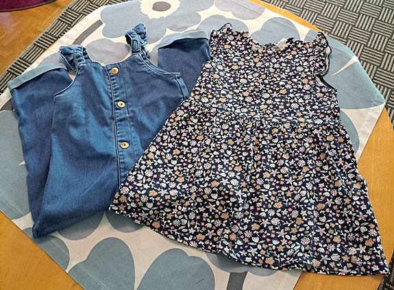 Name it farkkuhaalarit ja H&M mekko 80
