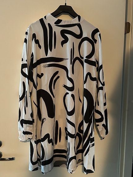 Pitkähihainen mekko