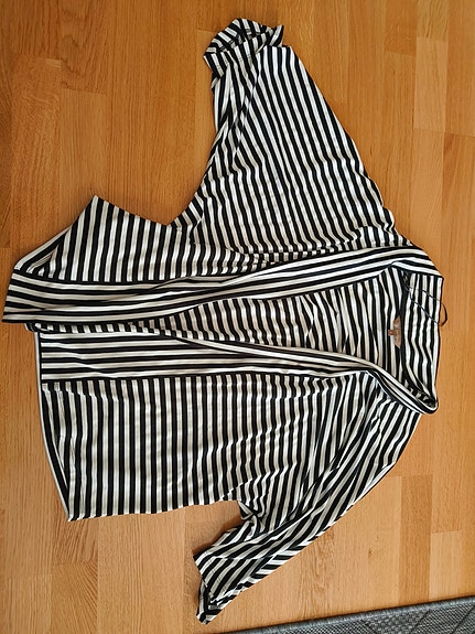S Mustavalkoinen Raidallinen jakku