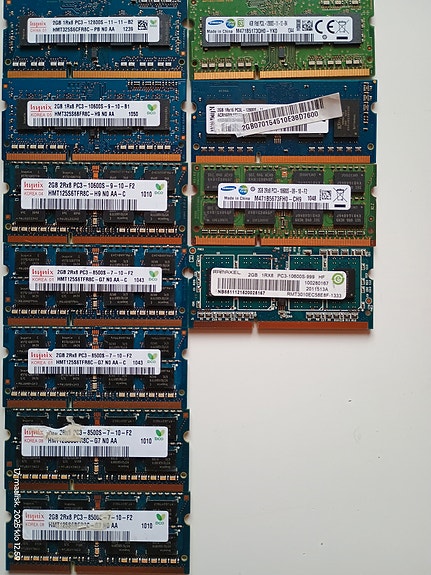 Kannettavan muisteja sodimm ddr3 2Gb ja yksi 4Gb