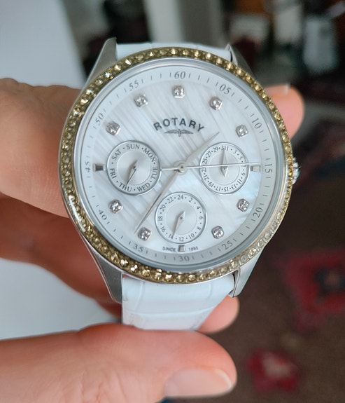 Rotary uusi kello valkoisella rannekkeella