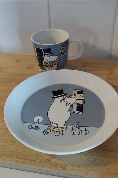 Uudet Muumipappa muki ja lautanen