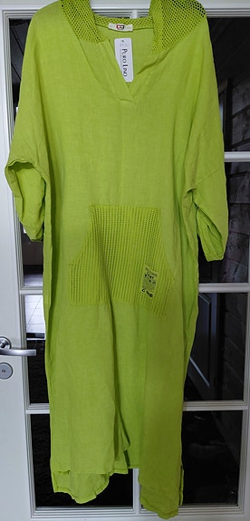 Limenvihreä hupullinen mekko