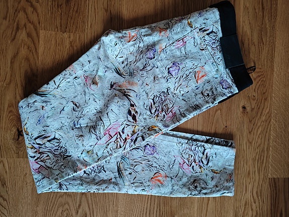 Balenciaga, käyttämättömät kesäfarkut. Koko Ranska 44, vastaa kokoa 42.