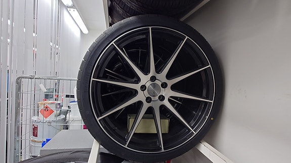 Myydään 22" vanteet + kesärenkaat. Etu 255/30 ja taka 295/30