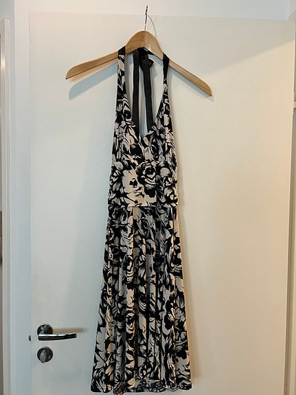 Käyttämätön halterneck-mekko